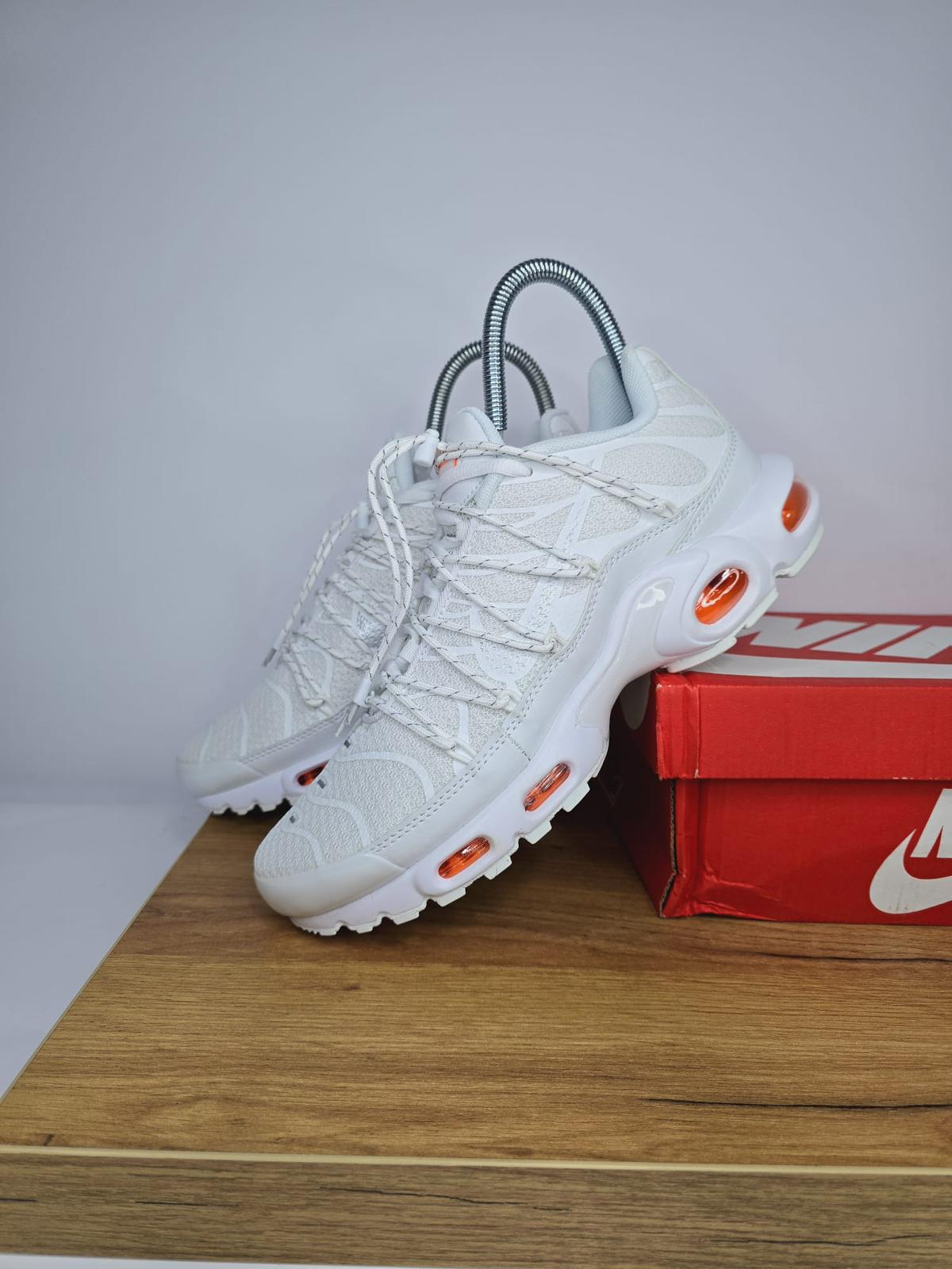 NIKE PATIKE TN Utility White Orange