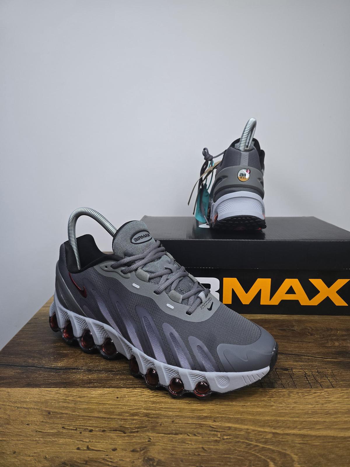 NIKE PATIKE Air Max DN8 Grey Red Black
